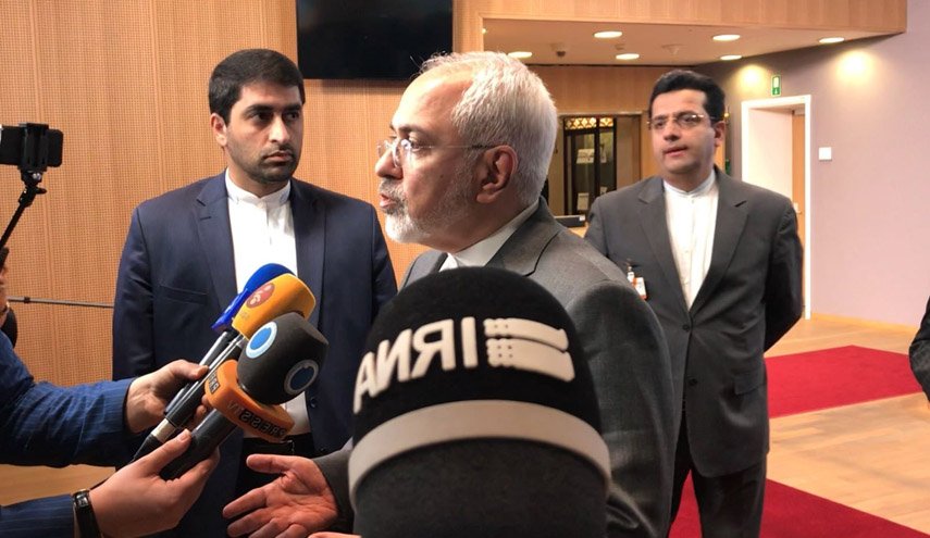 ظريف: فرض الحظر على محافظ البنك المركزي غير مشروع