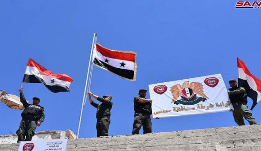بالصور.. العلم الوطني يرفرف في سماء الرستن وتلبيسة