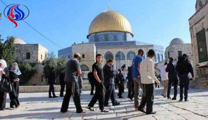 مستوطنون يقتحمون المسجد الأقصى تحت حراسة الاحتلال