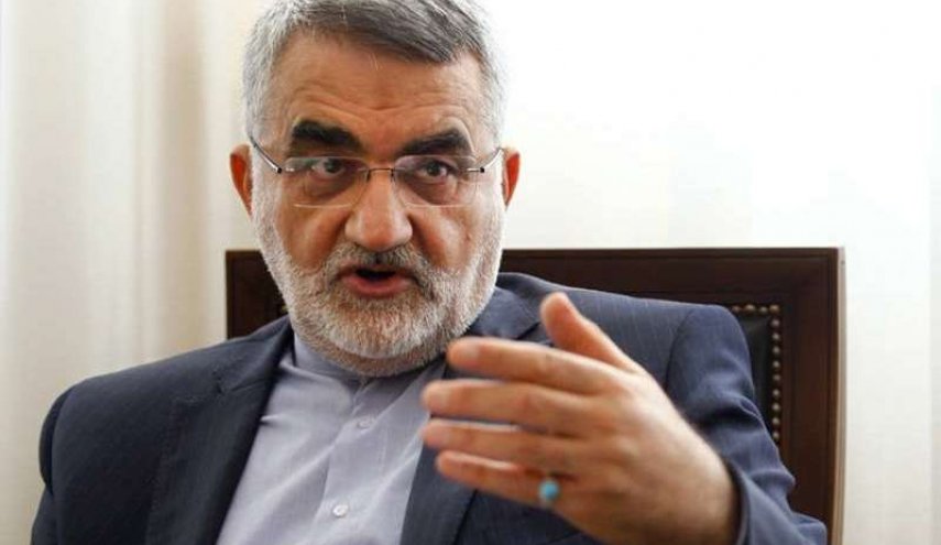بروجردي: فرض الحظر على سجن ايفين مثير للسخرية