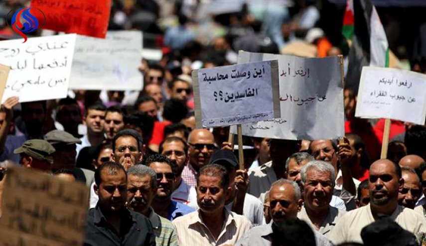 الاردن : نواب يطالبون بإقالة الحكومة والأمن يدعو لـ