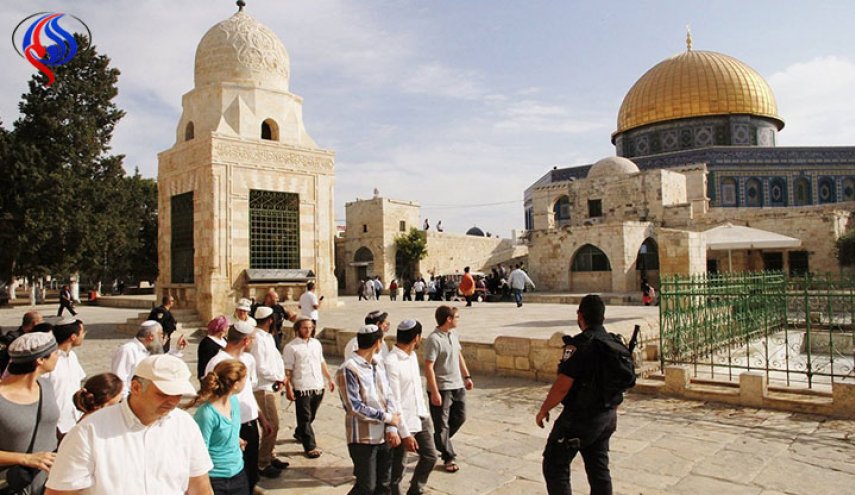 مجموعات من المستوطنين يدنسون الأقصى بحماية جنود الاحتلال