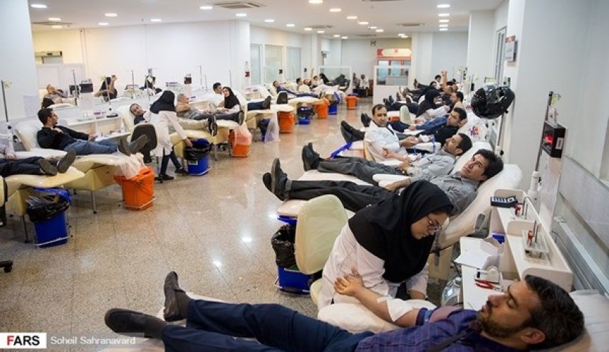 بالصور.. الايرانيون يتبرعون بالدم في ليلة القدر 