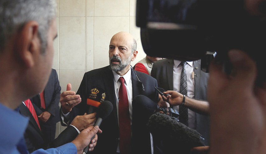 الرزاز سيسحب مشروع قانون ضريبة الدخل في الأردن