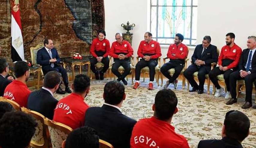 بالصور.. السيسي يستقبل بعثة المنتخب المصري ويطمئن على صحة صلاح