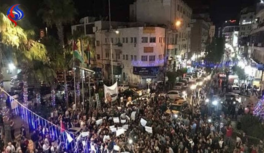 الضفة تكسر حاجز الصمت وترفض عقوبات السلطة ضد غزة