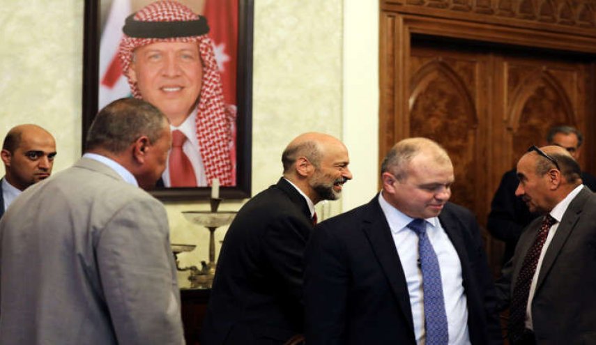 حكومة الرزاز تؤدي اليمين اليوم أمام الملك الأردني