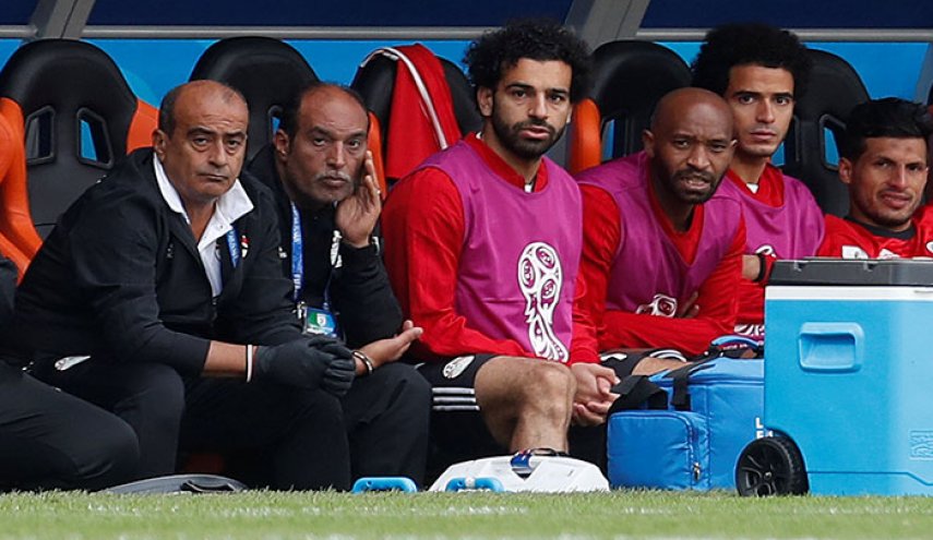 تفاصيل ما جرى في غرف ملابس لاعبي مصر بعد مباراة أوروغواي.. وصلاح غير جاهز 