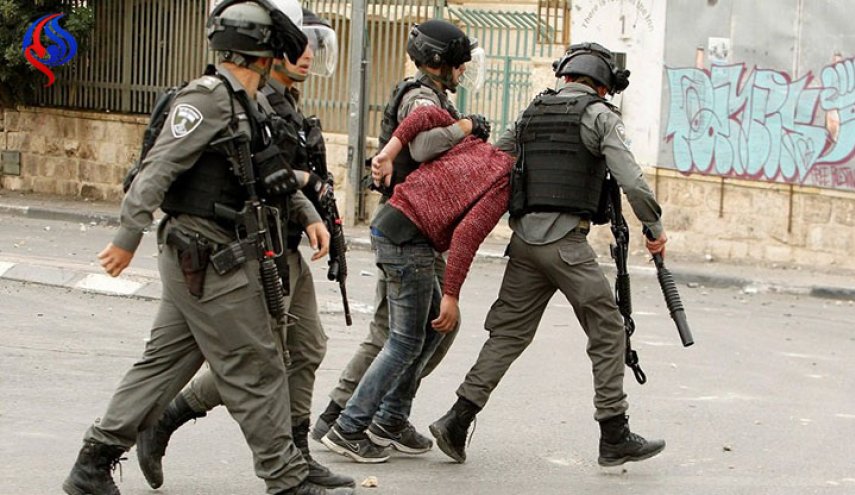 الاحتلال يعتقل 13 فلسطينياً عقب حملة اعتقالات ومداهمات بالضفة