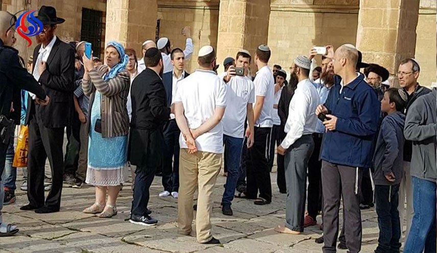 مستوطنون يقتحمون الأقصى تحت حماية الاحتلال