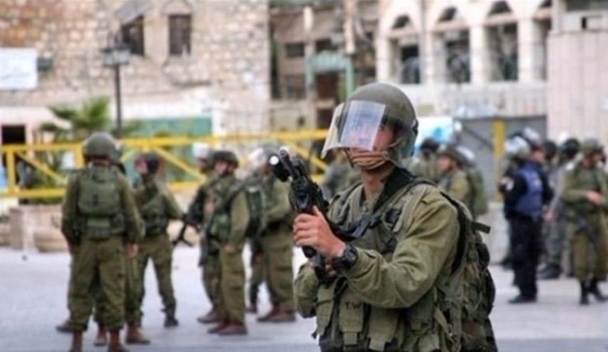  الاحتلال يعتقل 22 فلسطينيا في الضفة.. والمقاومة تردّ بإطلاق النار