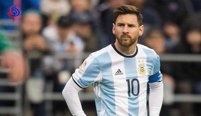 روسيا تصنع تمثالا من الشکولاتة بحجم ميسي احتفالا بعيد ميلاده