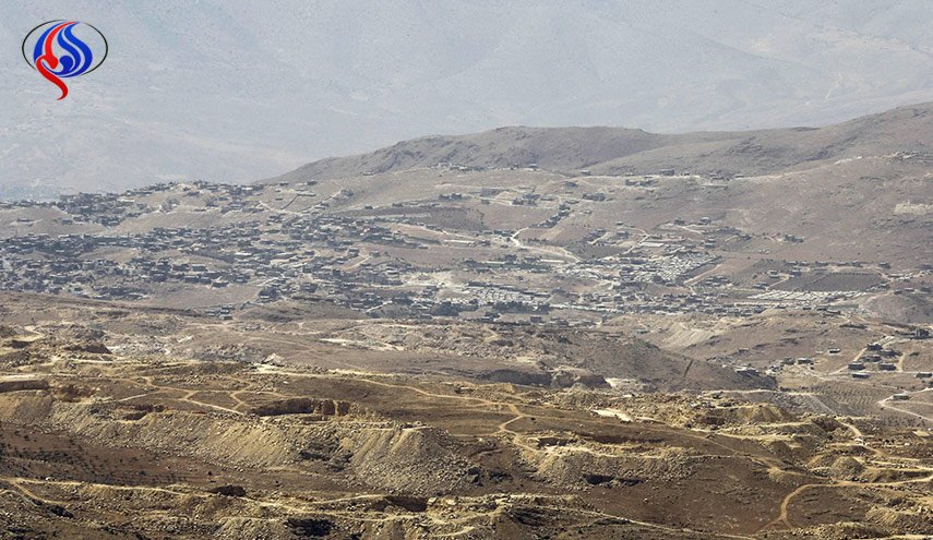 مئات اللاجئين السوريين يغادرون بلدة عرسال اللبنانية الى ديارهم