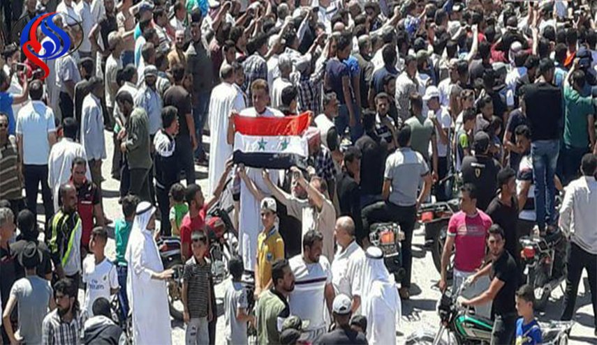 بالصور..رفع العلم الوطني في داعل بريف درعا 
