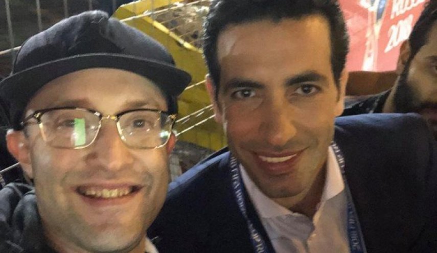 صورة لأبو تريكة مع مشجع إسرائيلي تثير الجدل واللاعب يرد