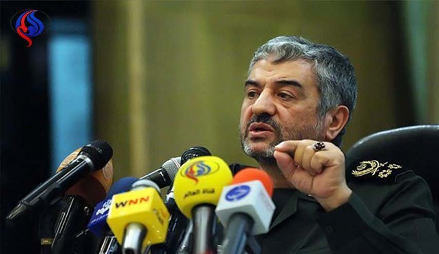 الحرس الثوري يلوح بإغلاق مضيق هرمز اذا منع بيع نفط ايران