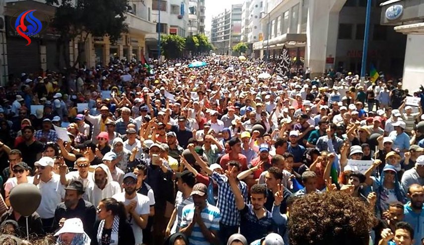 آلاف يتضامنون مع قادة 