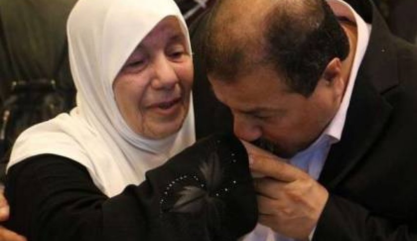 تبعیدی فلسطینی پس از 17 سال با مادرش دیدار کرد 