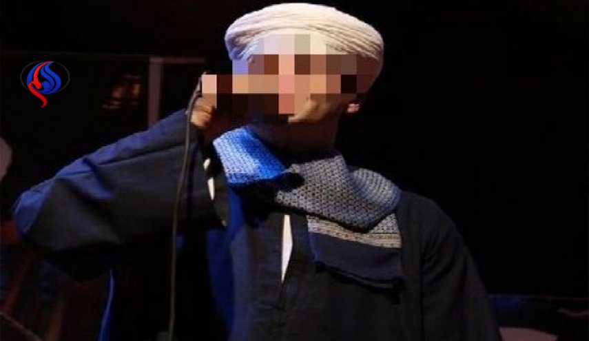 مُنشد مصري يفجر عاصفة غضب بعد غنائه سورة قرآنية !