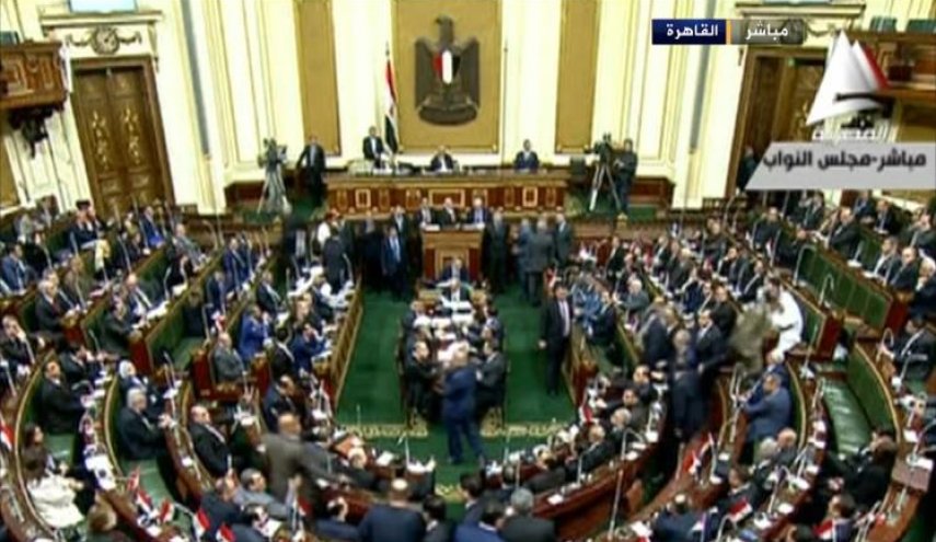البرلمان المصري يخفض رواتب كبار المسؤولين