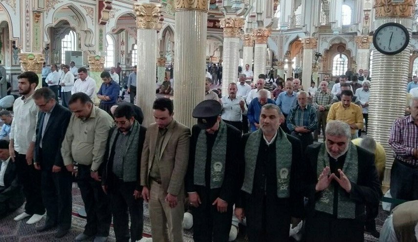 مشاركة سنية شيعية في صلاة جمعة مدينة كرمانشاه دعوة الى الوحدة