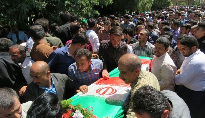 بالصور: تشييع شهداء الاعتداء الارهابي في مدينة مريوان غربي إيران