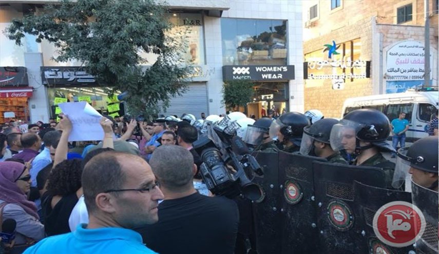 فلسطين.. متظاهرون برام الله يطالبون برفع العقوبات عن غزة