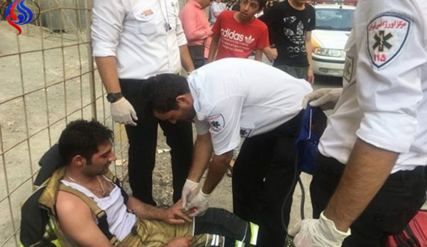 اصابة 24 شخصا في حريق اندلع في برج سكني غرب طهران