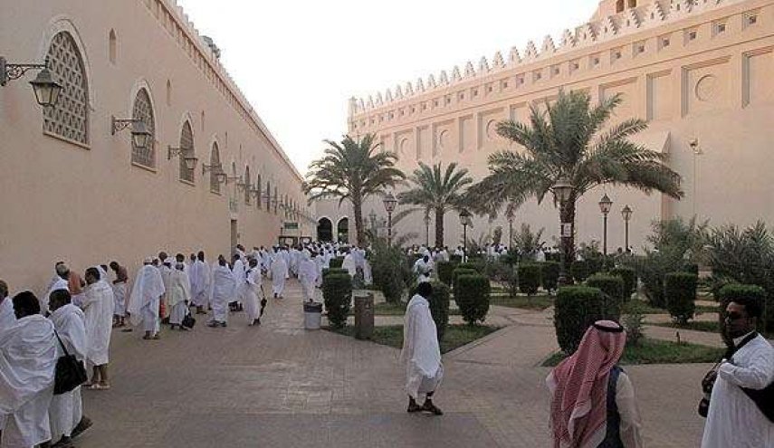 الدفعة الاولى من حجاج ايران تتوجه الى مكة لاداء عمرة الحج