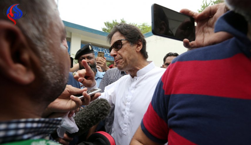 حركة عمران خان تتصدر الانتخابات الباكستانية ومزاعم بالتلاعب في التصويت