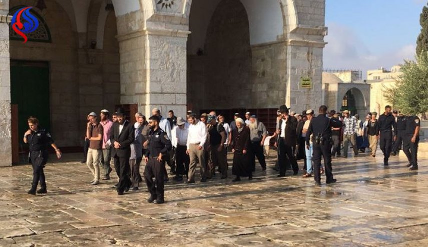 المستوطنون يقتحمون المسجد الأقصى بدعم من شرطة الاحتلال