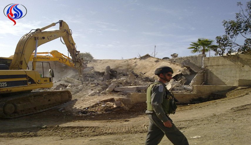 آليات الاحتلال تهدم منشأة فلسطينية وتُغلق أخرى شمال الخليل