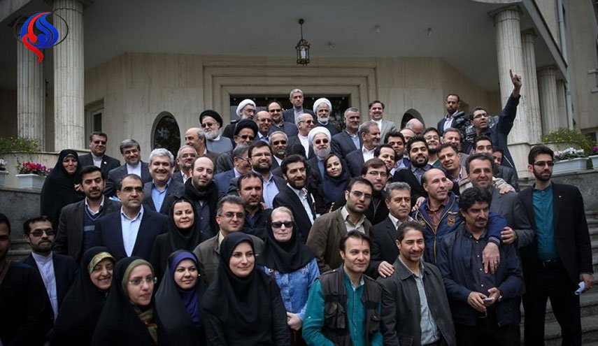 عکس یادگاری رئیس جمهور و خبرنگاران