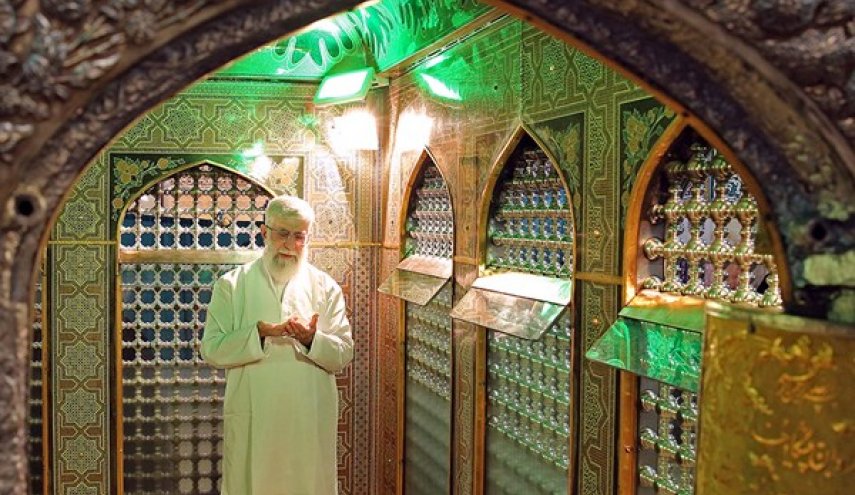 بالصور: إزالة الغبار عن ضریح الإمام الرضا (ع) بحضور قائد الثورة