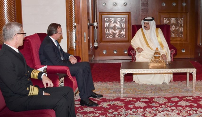 ملك البحرين يلتقي قائد الأسطول الخامس وسط توترات في الخليج الفارسي!