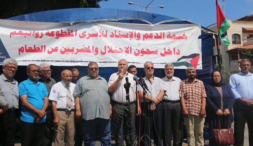 وقفة بغزة رفضاً لقطع السلطة رواتب الأسرى بسجون الاحتلال