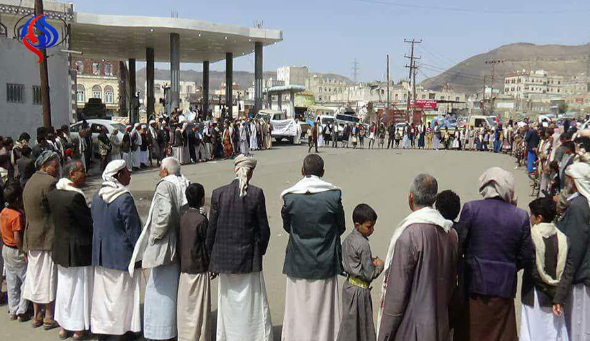 بالصور.. وقفة مسلحة بمديرية معين اليمنية تنديداً بمجزرة طلاب ضحيان