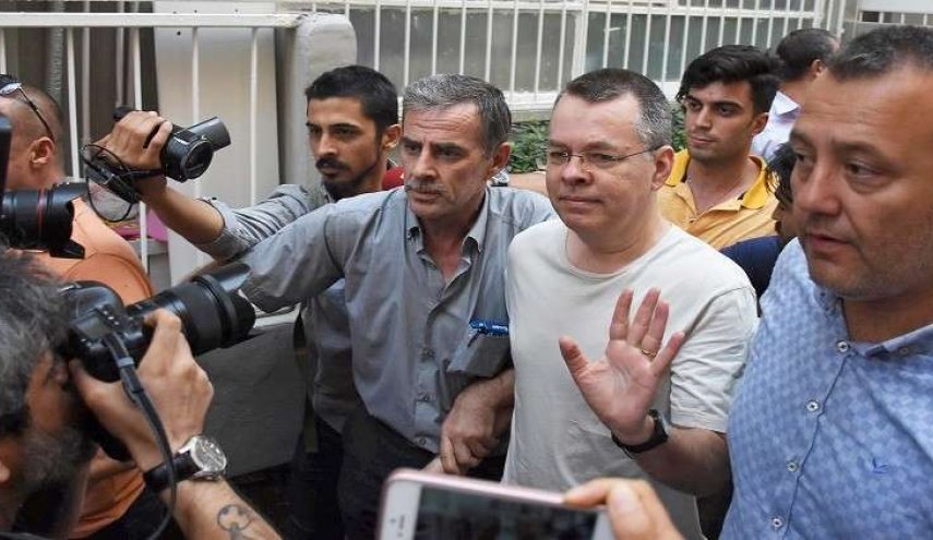 واشنطن تهدد تركيا: المزيد من العقوبات إذا بقي القس برونسون محتجزا