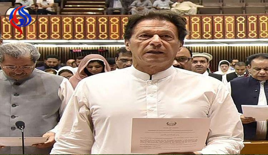 عمران خان يؤدي اليمين رئیسا لحكومة باكستان