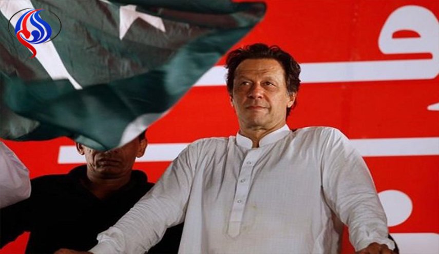 من هو عمران خان الذي تعهد ببناء 