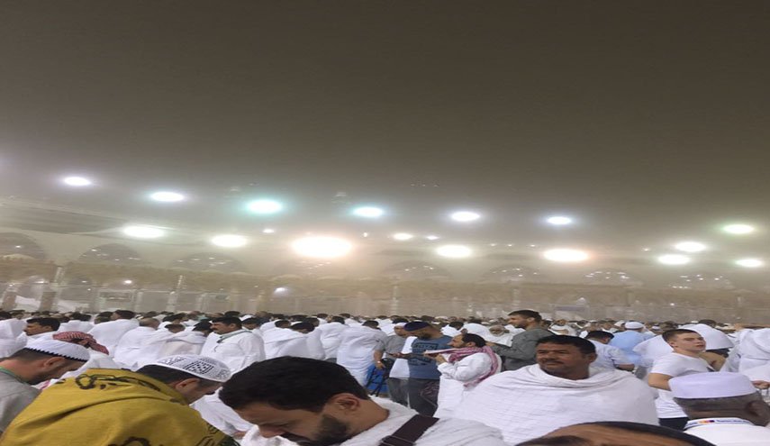 بالصور.. عواصف ترابية وأمطار رعدية على محيط الحرم المكى والحجاج يرتدون كمامات