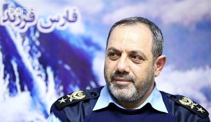 العميد حاجي زادة يهنئ العميد نصير زادة بتعيينه قائدا لسلاح الجو الايراني