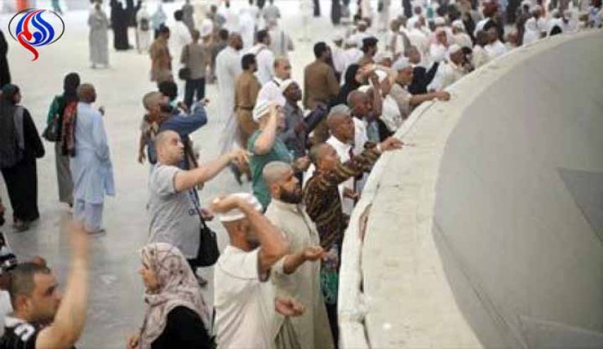 الحجاج يواصلون مناسك الحج برمي الجمرات في مشعر منى