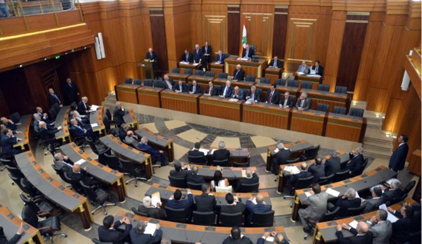 شاهد.. نائب لبناني يرفع علم السعودية في مكتبه! 