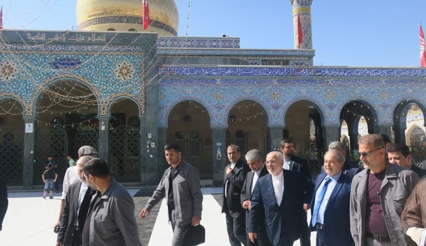 ظريف يزور مرقد السيدة زينب (سلام الله عليها) بدمشق