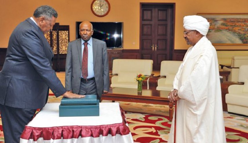 السودان.. البشير يحل الحكومة ويعين 