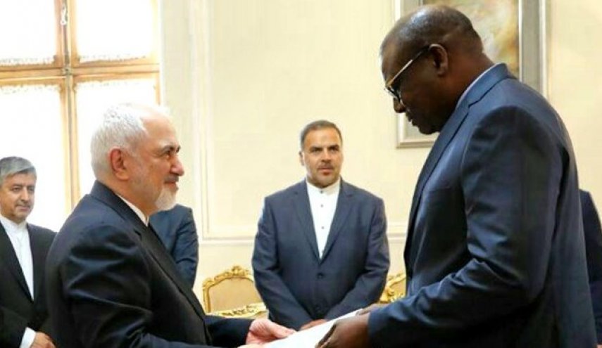 سفیر جدید سنگال در تهران رونوشت استوارنامه خود را تقدیم ظریف کرد
