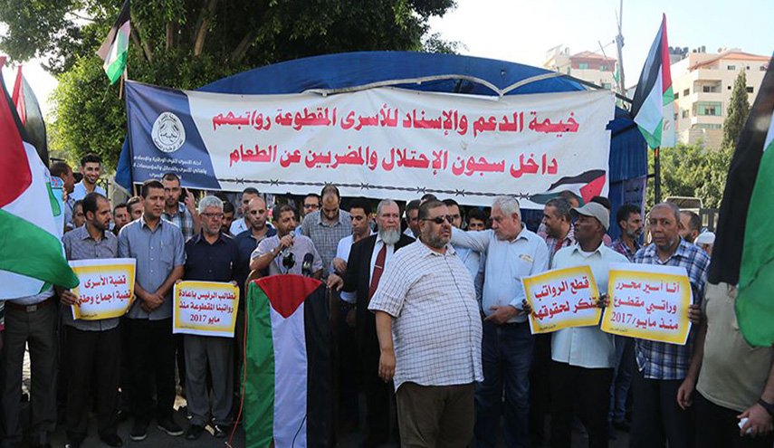 فلسطين... المحررون المقطوعة رواتبهم يواصلون الإضراب 