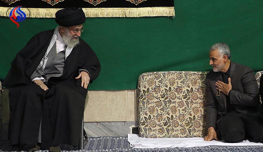 شاهد: عندما يقبل قائد الثورة راس اللواء قاسم سليماني 