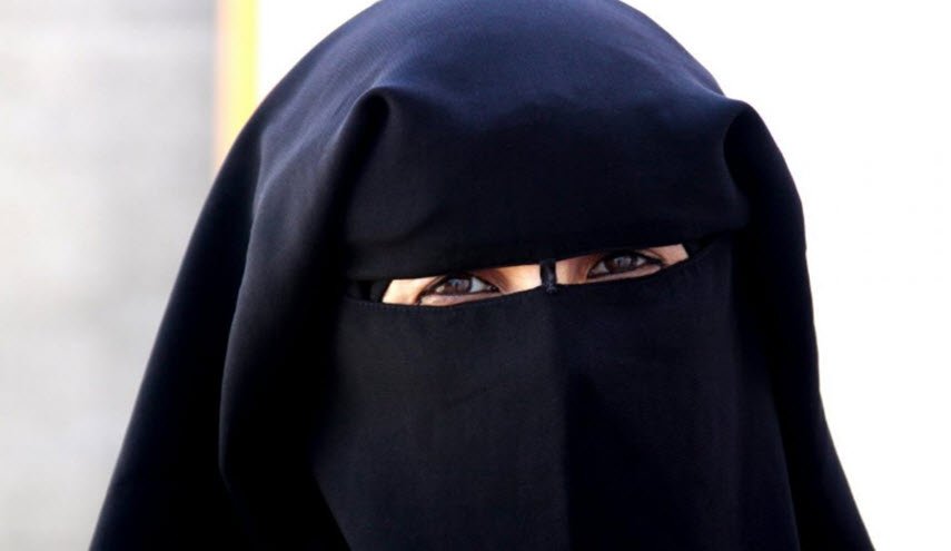 شاهد... سيدة كويتية تقتحم بنكًا بالنقاب